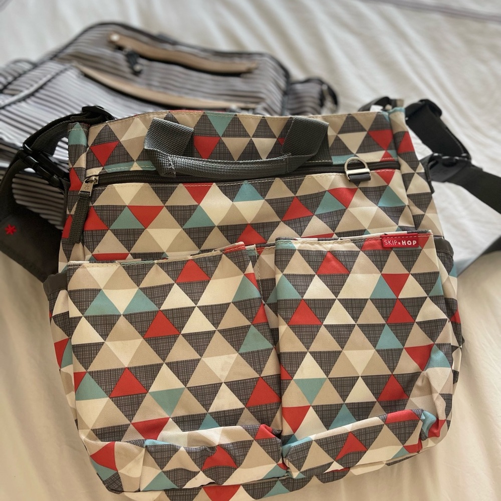 Skip Hop Black and Gray Messenger Bag Practical Design - Picture 2 of 4